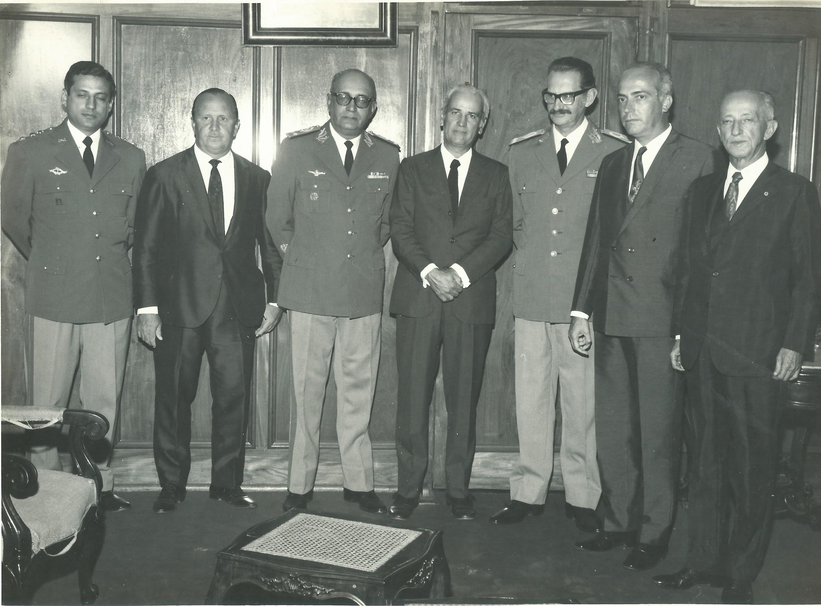 À esquerda, Major Almeida,ao seu lado Severino Veloso, e Rockefeller de Lima recebendo no Poder Legislativo, representantes do Exército Brasileiro